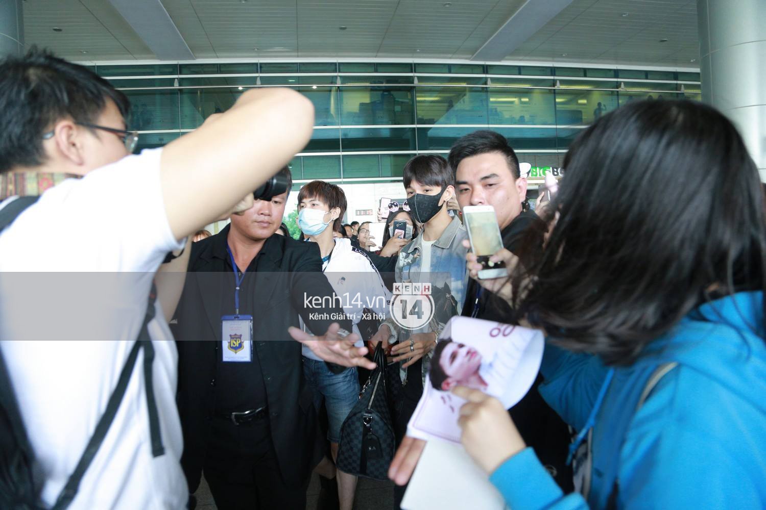 Vừa đổ bộ sân bay Tân Sơn Nhất, Hoàng tử lai Samuel đã được hàng loạt ống kính săn đón