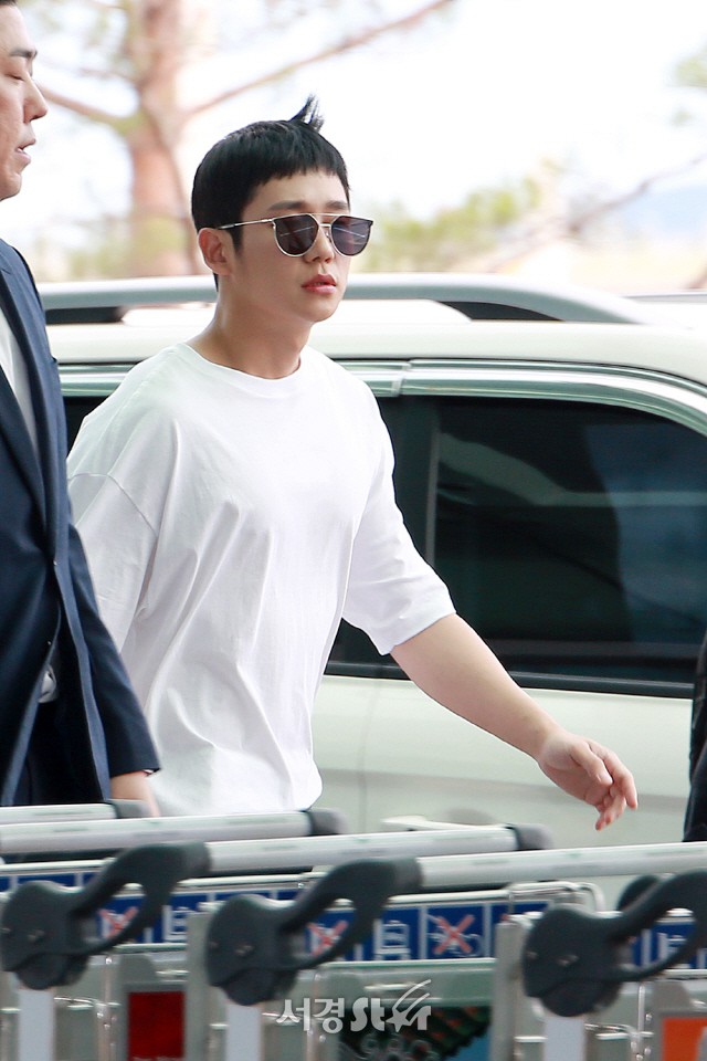 Tài tử Jung Hae In và hoàng tử lai Samuel đổ bộ sân bay Hàn sang Việt Nam, Yoona bất ngờ xuất hiện