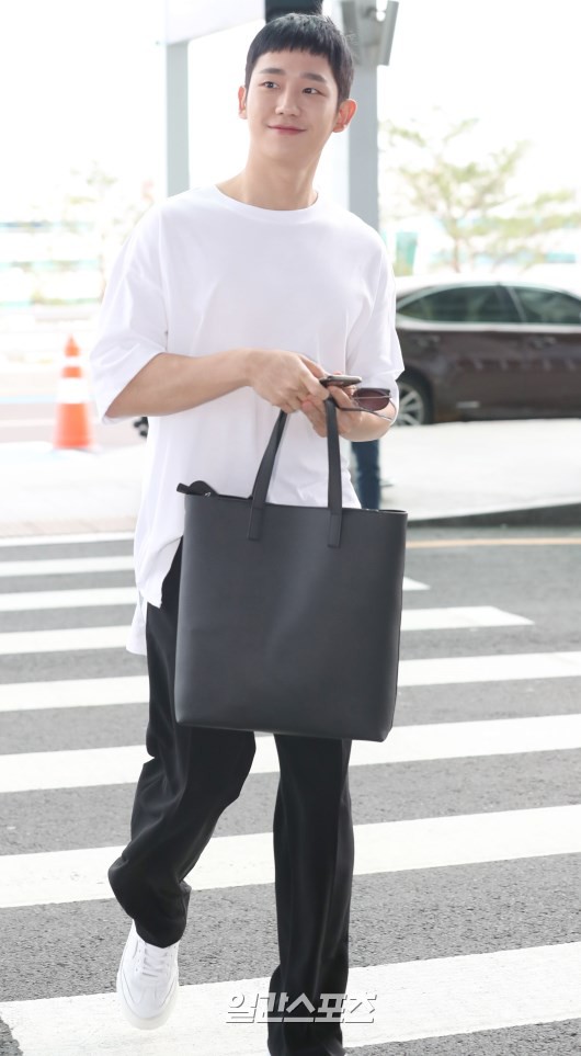 Tài tử Jung Hae In và hoàng tử lai Samuel đổ bộ sân bay Hàn sang Việt Nam, Yoona bất ngờ xuất hiện