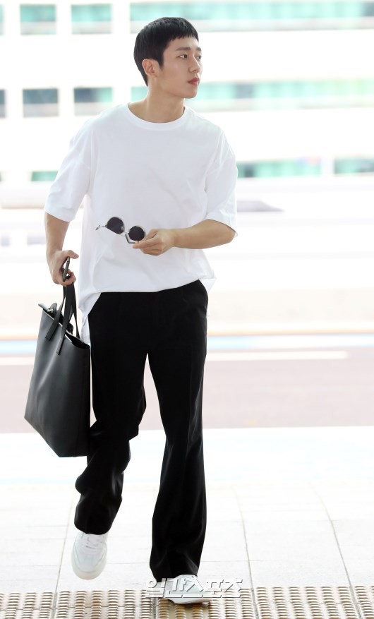 Tài tử Jung Hae In và hoàng tử lai Samuel đổ bộ sân bay Hàn sang Việt Nam, Yoona bất ngờ xuất hiện