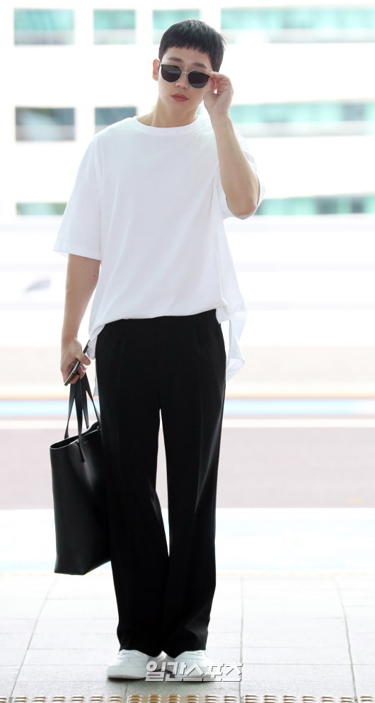 Tài tử Jung Hae In và hoàng tử lai Samuel đổ bộ sân bay Hàn sang Việt Nam, Yoona bất ngờ xuất hiện