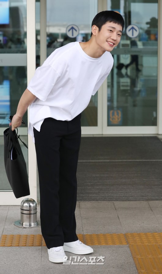 Tài tử Jung Hae In và hoàng tử lai Samuel đổ bộ sân bay Hàn sang Việt Nam, Yoona bất ngờ xuất hiện