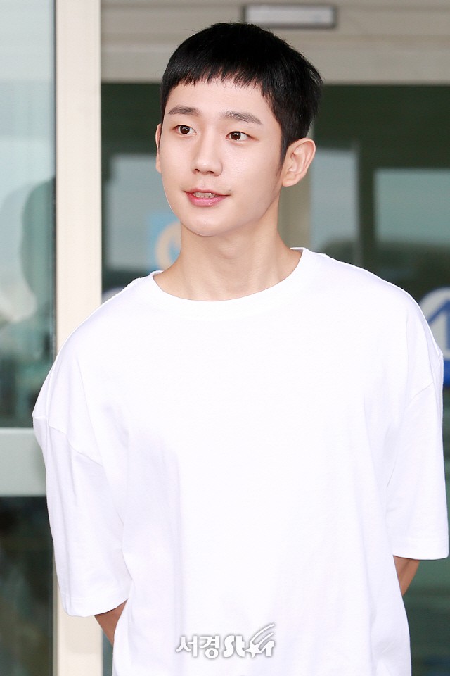 Tài tử Jung Hae In và hoàng tử lai Samuel đổ bộ sân bay Hàn sang Việt Nam, Yoona bất ngờ xuất hiện