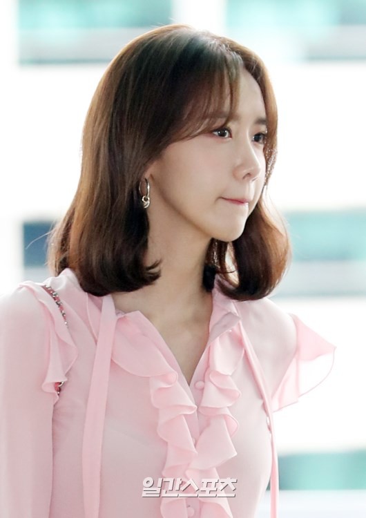 Tài tử Jung Hae In và hoàng tử lai Samuel đổ bộ sân bay Hàn sang Việt Nam, Yoona bất ngờ xuất hiện