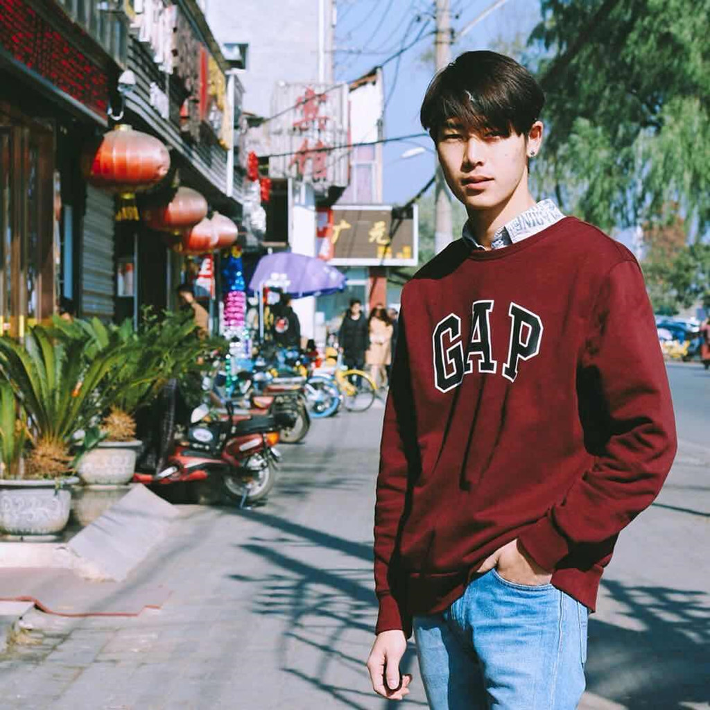 Tình nguyện viên cao 1,85 m gây chú ý ở vụ cứu hộ đội bóng Thái Lan