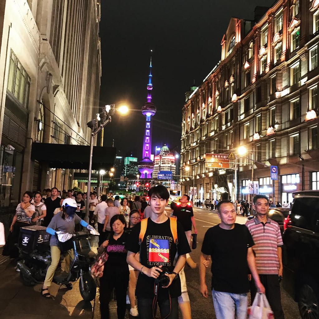 Tình nguyện viên cao 1,85 m gây chú ý ở vụ cứu hộ đội bóng Thái Lan