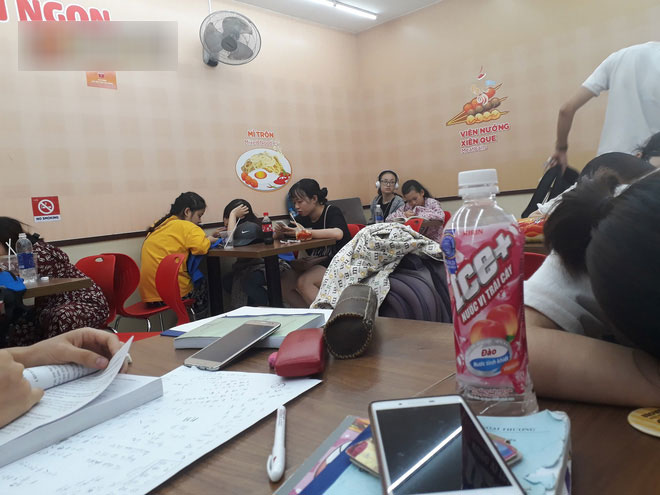 Clip bạn trẻ Hà Nội than trời vì nóng muốn luộc da: Thời tiết này dễ chia tay người yêu lắm, em mới chia tay hôm qua!