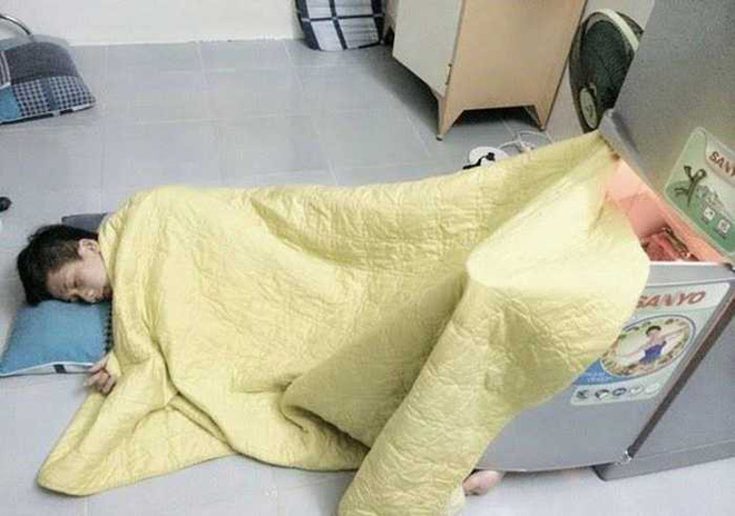 Clip bạn trẻ Hà Nội than trời vì nóng muốn luộc da: Thời tiết này dễ chia tay người yêu lắm, em mới chia tay hôm qua! Clip bạn trẻ Hà Nội than trời vì nóng muốn luộc da: Thời tiết này dễ chia tay người yêu lắm, em mới chia tay hôm qua!