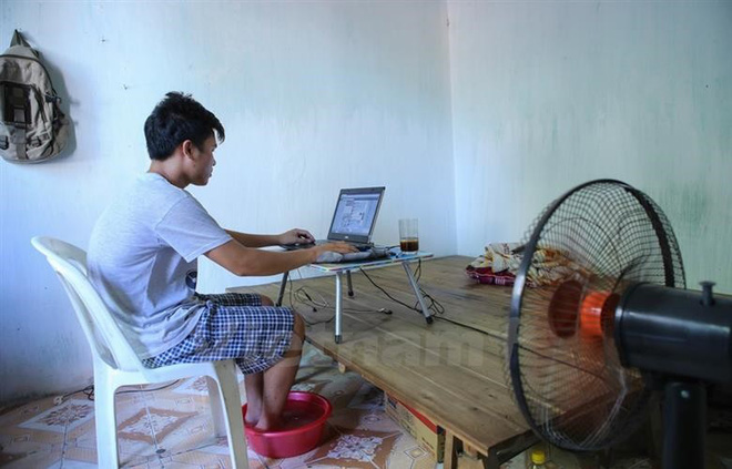 Clip bạn trẻ Hà Nội than trời vì nóng muốn luộc da: Thời tiết này dễ chia tay người yêu lắm, em mới chia tay hôm qua!