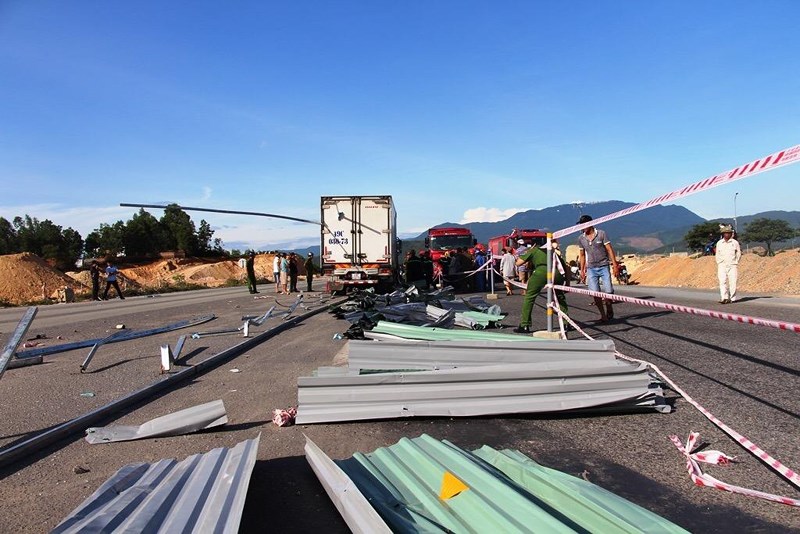 Kinh hãi: Sắt công trình đâm xuyên ô tô, tài xế tử vong