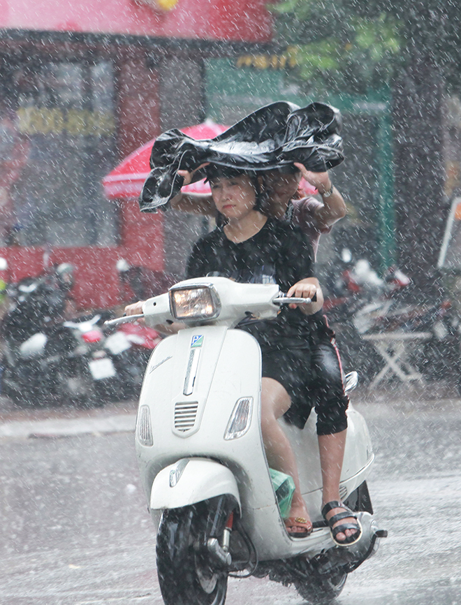 Người Hà Nội sung sướng đi dưới mưa vàng sau những ngày nắng cháy da