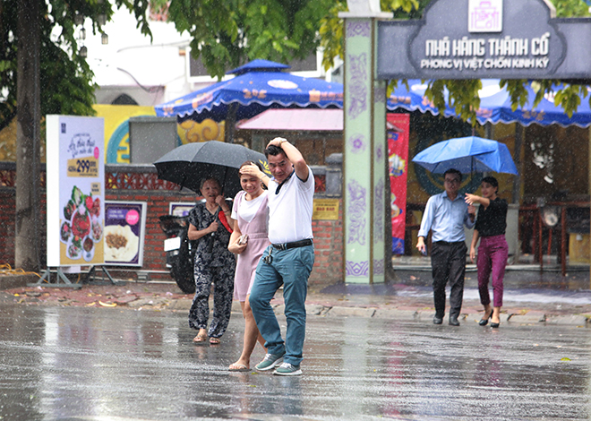 Người Hà Nội sung sướng đi dưới mưa vàng sau những ngày nắng cháy da