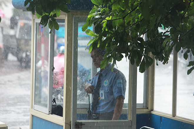 Người Hà Nội sung sướng đi dưới mưa vàng sau những ngày nắng cháy da