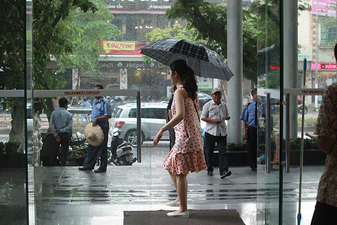 Người Hà Nội sung sướng đi dưới mưa vàng sau những ngày nắng cháy da