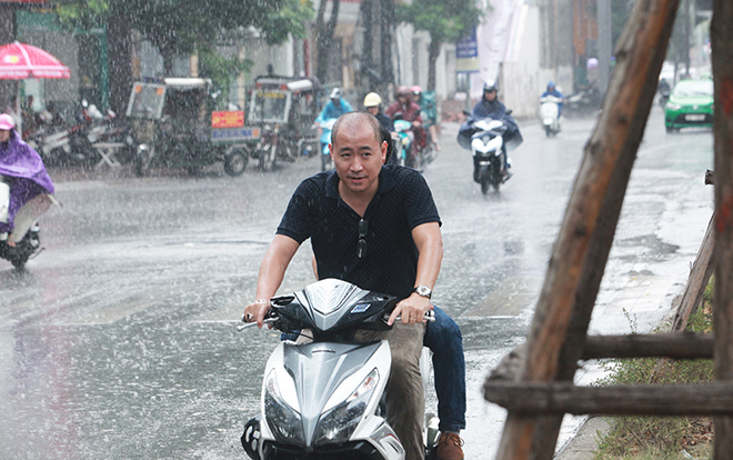 Người Hà Nội sung sướng đi dưới mưa vàng sau những ngày nắng cháy da