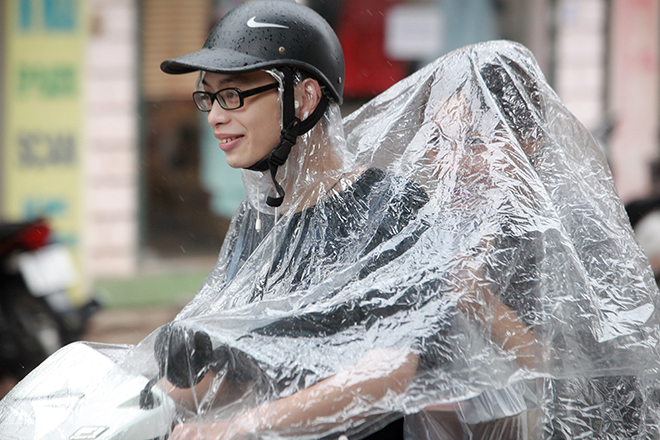 Người Hà Nội sung sướng đi dưới mưa vàng sau những ngày nắng cháy da