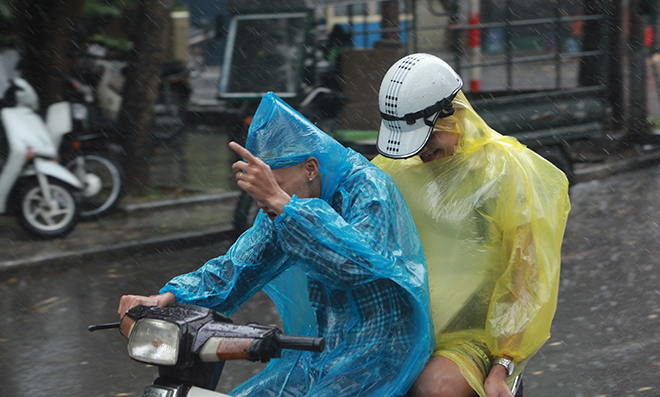 Người Hà Nội sung sướng đi dưới mưa vàng sau những ngày nắng cháy da