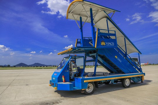 Vã mồ hôi xem nhân viên hàng không làm việc trong cái nóng 50 độ C