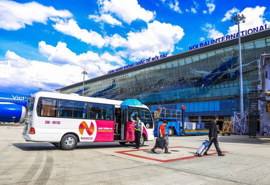 Vã mồ hôi xem nhân viên hàng không làm việc trong cái nóng 50 độ C