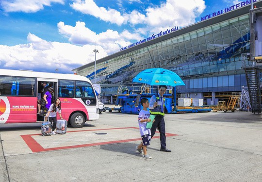 Vã mồ hôi xem nhân viên hàng không làm việc trong cái nóng 50 độ C