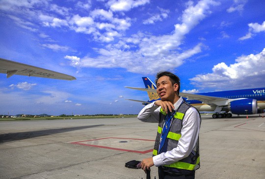 Vã mồ hôi xem nhân viên hàng không làm việc trong cái nóng 50 độ C Vã mồ hôi xem nhân viên hàng không làm việc trong cái nóng 50 độ C