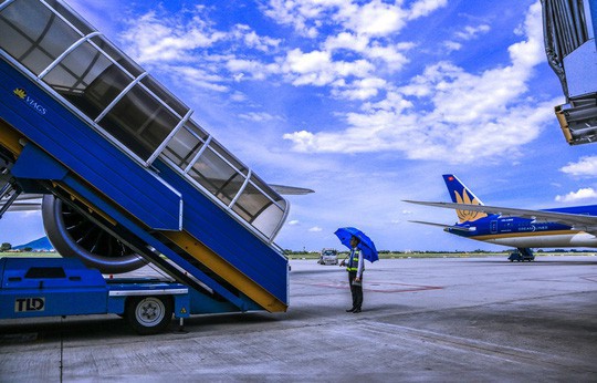 Vã mồ hôi xem nhân viên hàng không làm việc trong cái nóng 50 độ C Vã mồ hôi xem nhân viên hàng không làm việc trong cái nóng 50 độ C