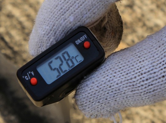 Vã mồ hôi xem nhân viên hàng không làm việc trong cái nóng 50 độ C