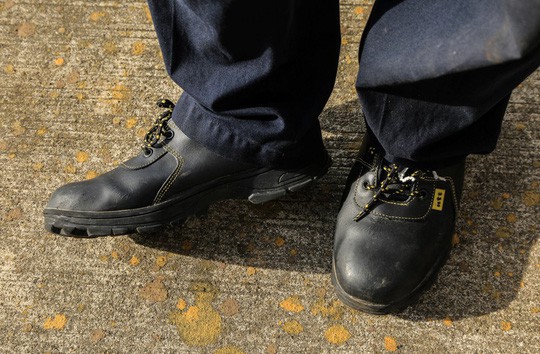 Vã mồ hôi xem nhân viên hàng không làm việc trong cái nóng 50 độ C