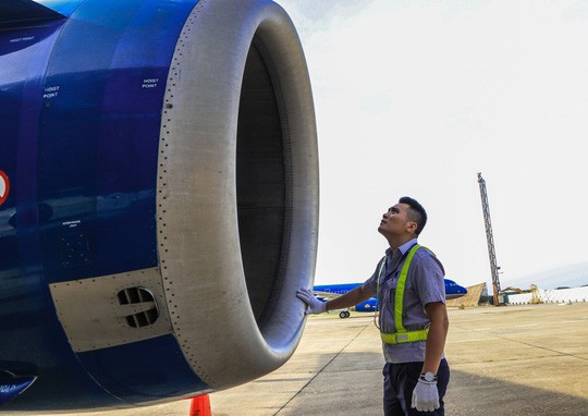 Vã mồ hôi xem nhân viên hàng không làm việc trong cái nóng 50 độ C