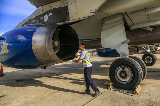 Vã mồ hôi xem nhân viên hàng không làm việc trong cái nóng 50 độ C Vã mồ hôi xem nhân viên hàng không làm việc trong cái nóng 50 độ C