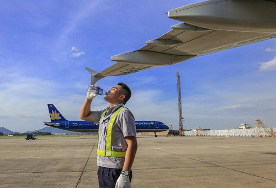 Vã mồ hôi xem nhân viên hàng không làm việc trong cái nóng 50 độ C