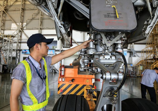 Vã mồ hôi xem nhân viên hàng không làm việc trong cái nóng 50 độ C