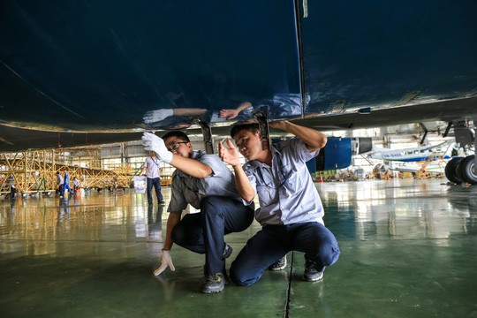 Vã mồ hôi xem nhân viên hàng không làm việc trong cái nóng 50 độ C