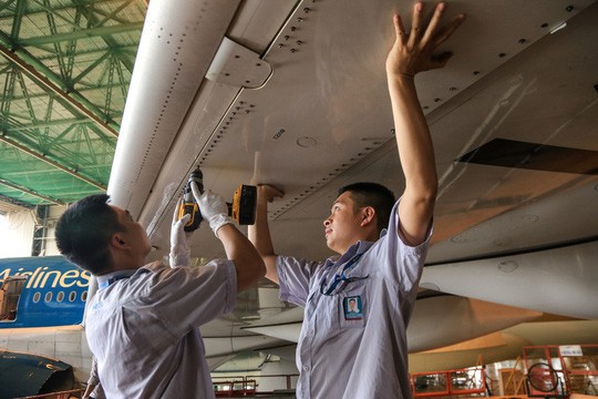 Vã mồ hôi xem nhân viên hàng không làm việc trong cái nóng 50 độ C Vã mồ hôi xem nhân viên hàng không làm việc trong cái nóng 50 độ C