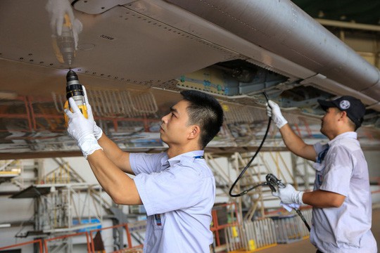 Vã mồ hôi xem nhân viên hàng không làm việc trong cái nóng 50 độ C Vã mồ hôi xem nhân viên hàng không làm việc trong cái nóng 50 độ C