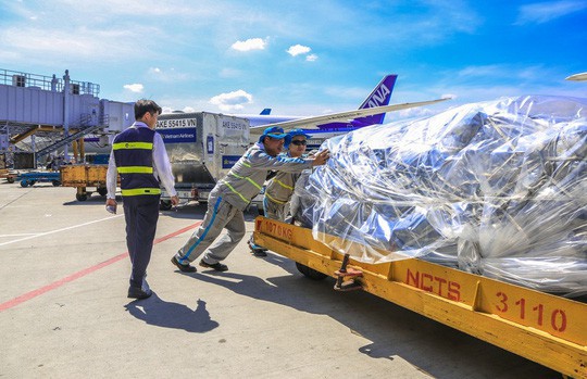 Vã mồ hôi xem nhân viên hàng không làm việc trong cái nóng 50 độ C