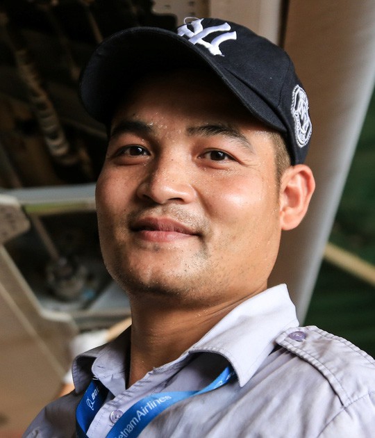 Vã mồ hôi xem nhân viên hàng không làm việc trong cái nóng 50 độ C