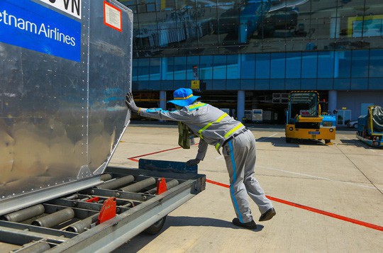 Vã mồ hôi xem nhân viên hàng không làm việc trong cái nóng 50 độ C