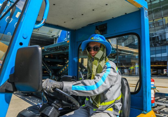 Vã mồ hôi xem nhân viên hàng không làm việc trong cái nóng 50 độ C