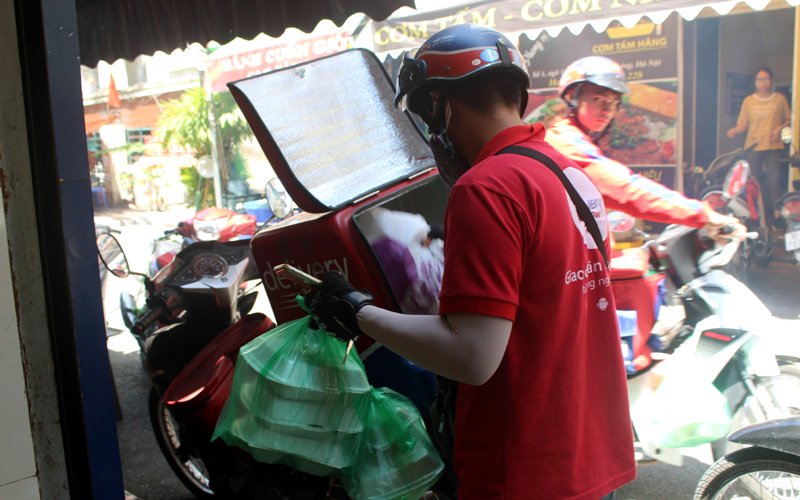 Ngược đời: Shipper thành thượng đế, cháy lột da nhưng mà rất thích