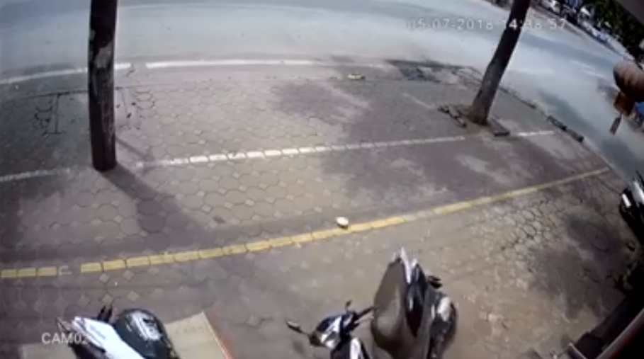 Tài xế ma lái xe Lead đi trên phố, phi lên vỉa hè ngã bay cả gương