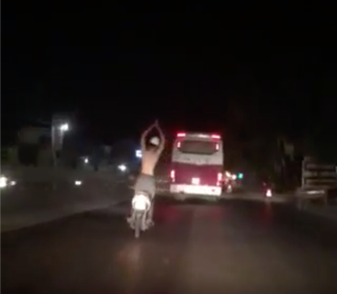 Nghệ An: Một thanh niên vừa đi xe máy vừa múa ba-lê khiến nhiều người hoảng hốt