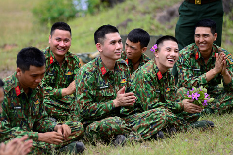 Mr. Cần Trô bối rối từ chối diễn hài ở Sao nhập ngũ Mr. Cần Trô bối rối từ chối diễn hài ở Sao nhập ngũ