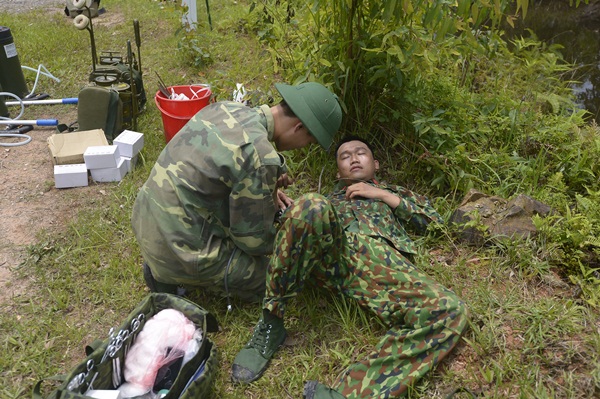 Mr. Cần Trô bối rối từ chối diễn hài ở Sao nhập ngũ Mr. Cần Trô bối rối từ chối diễn hài ở Sao nhập ngũ