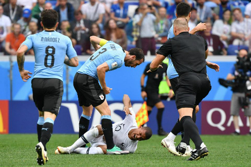 Mbappe bị chỉ trích ăn vạ giỏi như Neymar