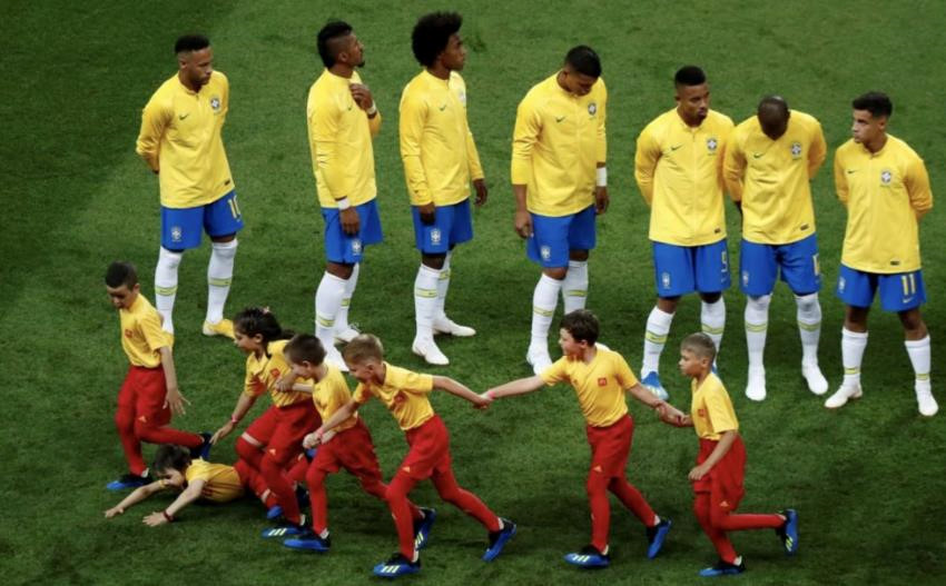 Ảnh chế Ronaldo, Messi vòng xe lại đón Neymar về nước