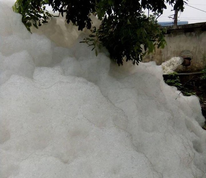 Dòng kênh tuyết xuất hiện ở Hải Dương khiến người dân đi qua phải bịt mũi