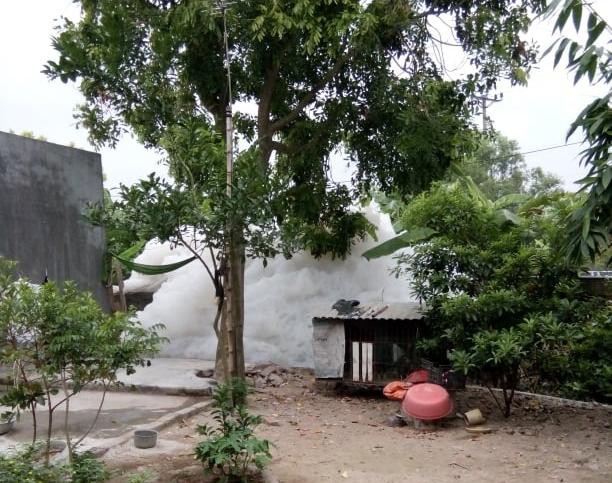 Dòng kênh tuyết xuất hiện ở Hải Dương khiến người dân đi qua phải bịt mũi Dòng kênh tuyết xuất hiện ở Hải Dương khiến người dân đi qua phải bịt mũi