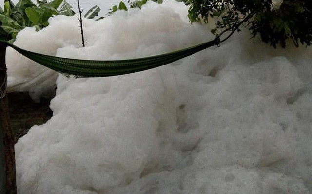 Dòng kênh tuyết xuất hiện ở Hải Dương khiến người dân đi qua phải bịt mũi