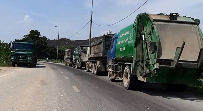 Khổ sở vì bãi rác khổng lồ, dân chặn xe đòi gặp lãnh đạo thành phố